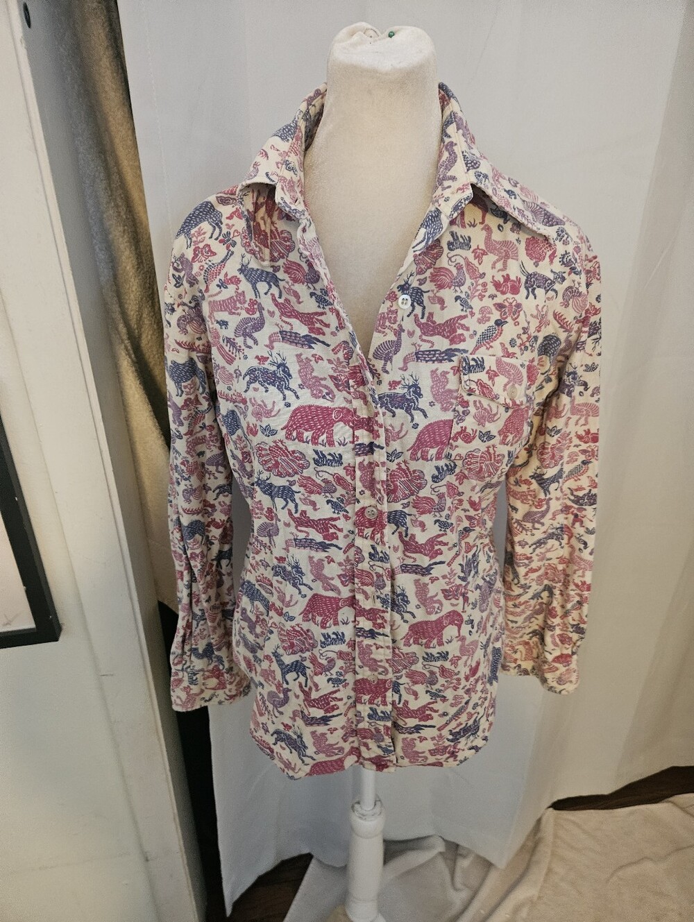 Vintage 70s Printed Button-Up Shirt in Cream with Pink & Blue Animal Motif Small